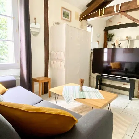 Descartes - Au Pied Basilique Saint Martin Тур