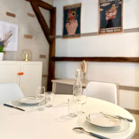 Descartes - Au Pied Basilique Saint Martin Tours