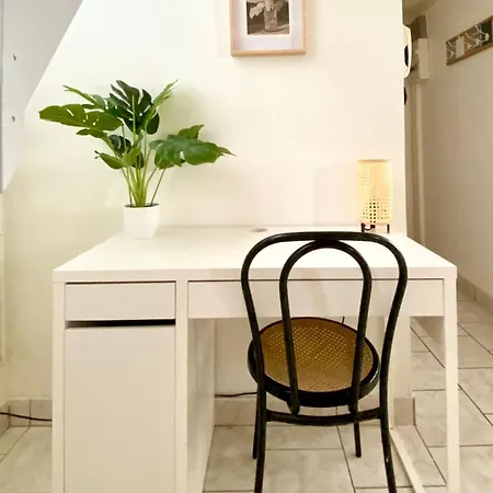 Descartes - Au Pied Basilique Saint Martin Τουρ