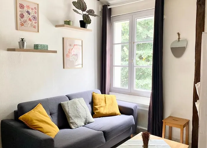 Descartes - Au Pied Basilique Saint Martin * Тур