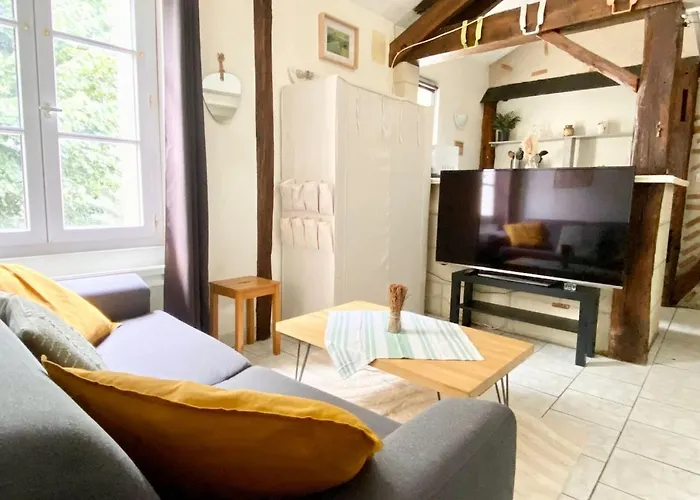 Descartes - Au Pied Basilique Saint Martin Tours