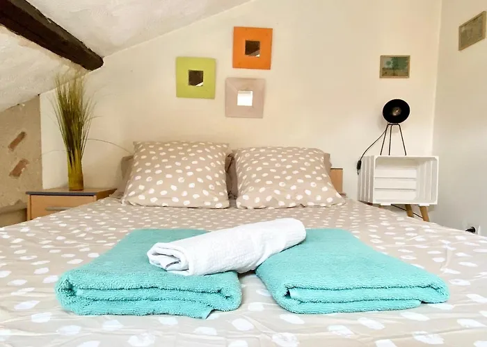 Descartes - Au Pied Basilique Saint Martin * Тур