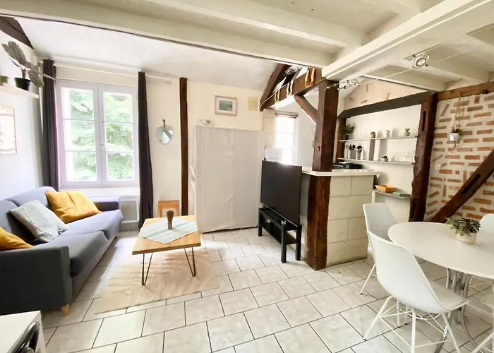 Descartes - Au Pied Basilique Saint Martin *