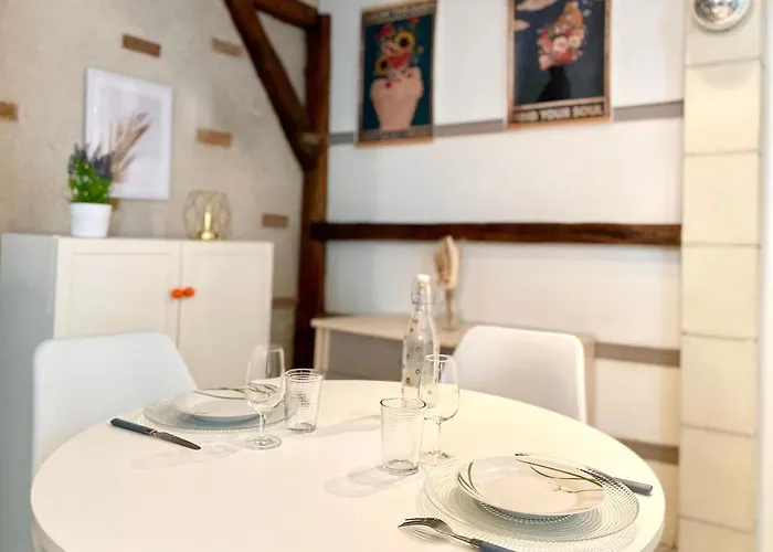 Descartes - Au Pied Basilique Saint Martin Тур