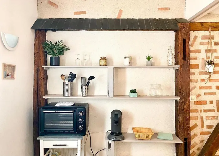 Descartes - Au Pied Basilique Saint Martin * Tours