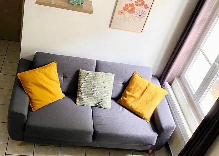 Descartes - Au Pied Basilique Saint Martin Tours