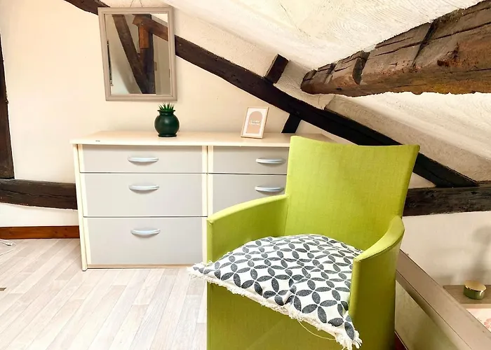 Descartes - Au Pied Basilique Saint Martin Tours