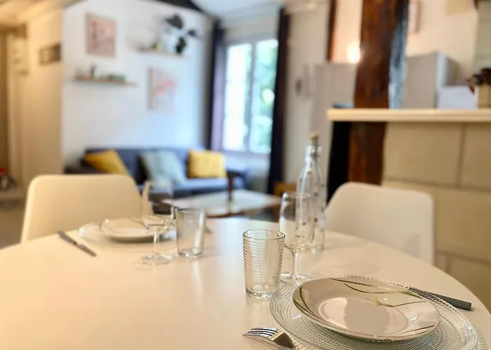 Descartes - Au Pied Basilique Saint Martin *