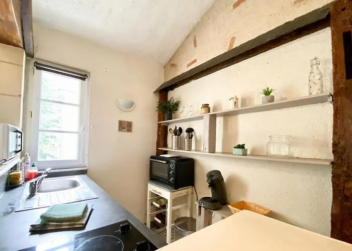 Descartes - Au Pied Basilique Saint Martin