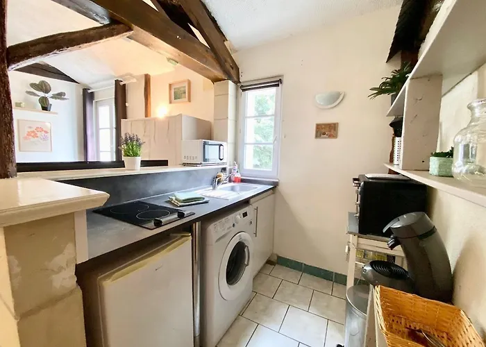 Descartes - Au Pied Basilique Saint Martin