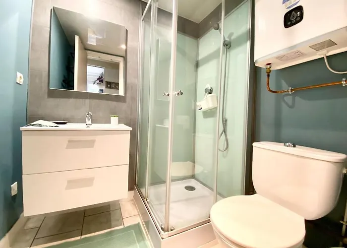 Descartes - Au Pied Basilique Saint Martin *