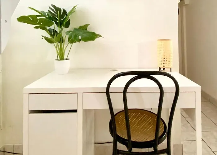 Descartes - Au Pied Basilique Saint Martin Tours