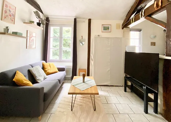 Descartes - Au Pied Basilique Saint Martin